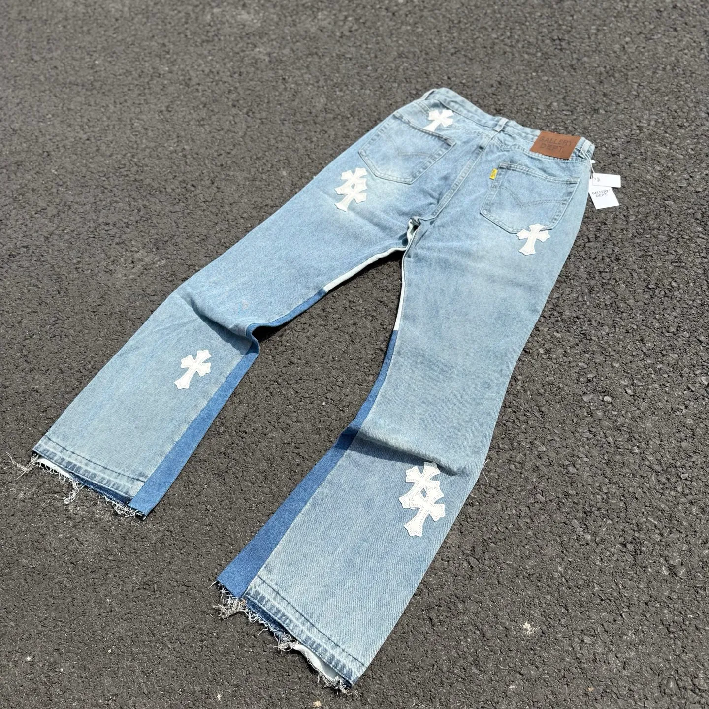 #8116 P260💰 Independent GALLERY DEPT. Vintage spliced cross loose washed flared jeans - truly restore the ultimate texture of Vintage - original hardware accessories, washed and other elevators, QR code analysis are all purchased from the original factory, high degree of restoration, welcome to compare with certain products ~ - three-dimensional version, loose and comfortable, not picky about the figure, taller and slimmer, factory Seiko, original quality control, same style for men and women, can be matched with couples, versatile recommendation, must-have jeans for all seasons -Size: 28 30 32 34 36